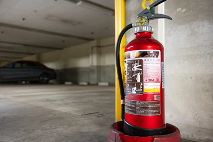 駐車場内に置かれている消化器