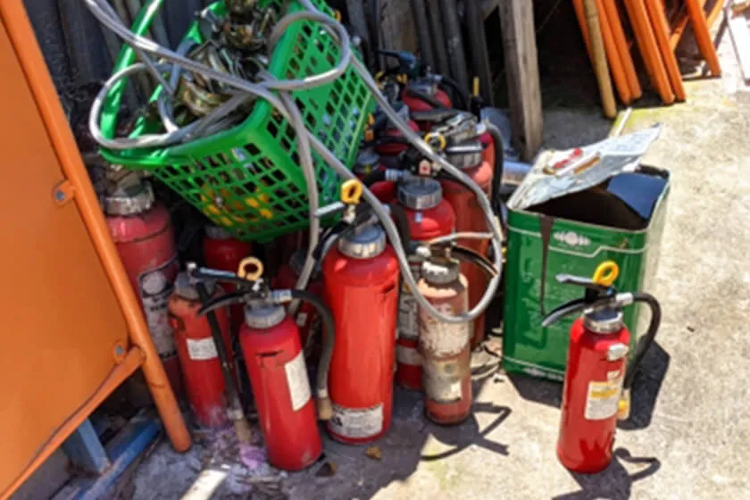 消化器が複数写っている様子