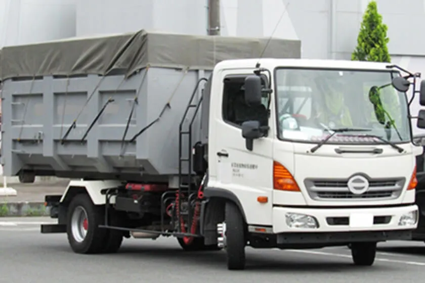 産業廃棄物運搬車が走る様子