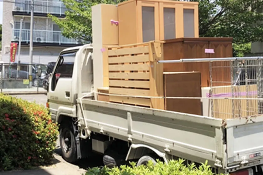 家具を撤去する様子