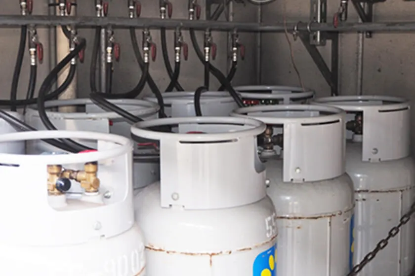 複数のガスボンベが設置されている様子