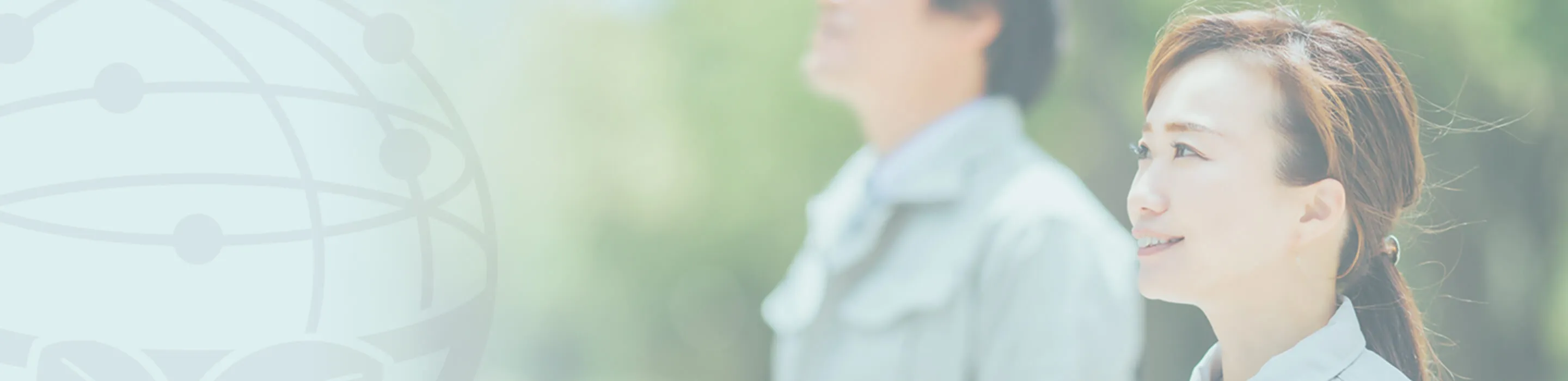 背景に地球を模した図と笑顔の作業員