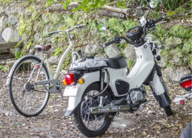 自転車とバイクが並列で並べられている写真