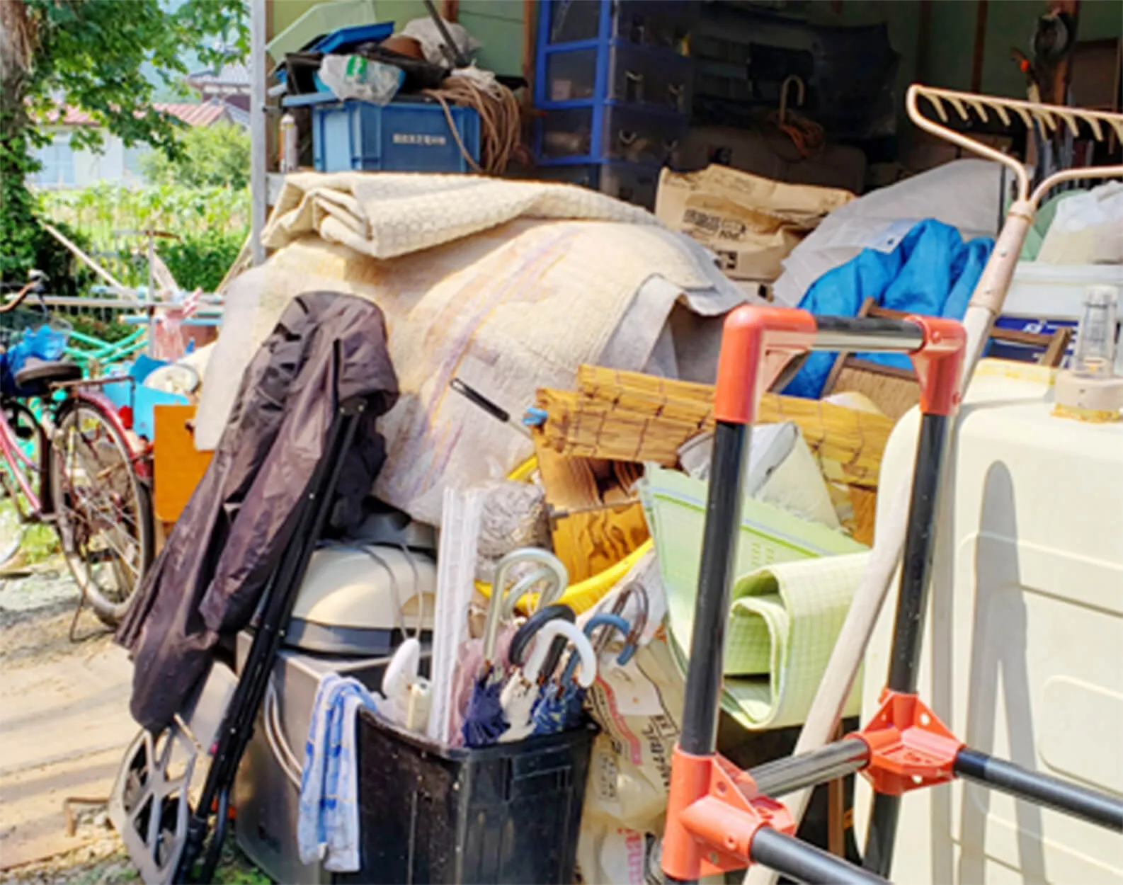 複数の残置物がまとめられている様子