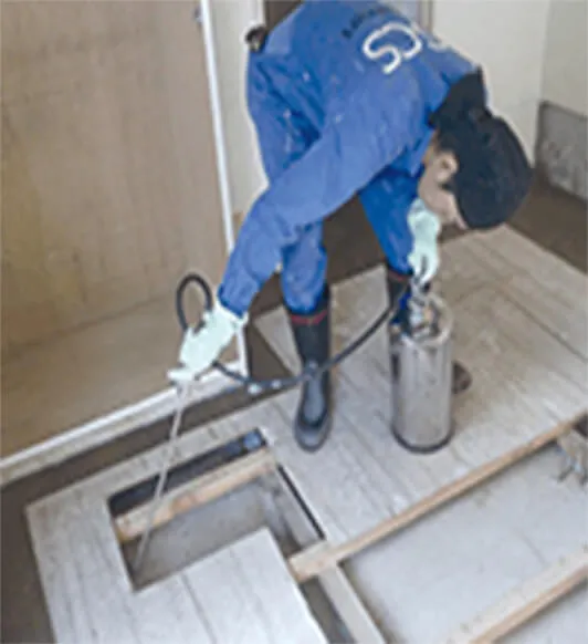 滅菌処理のため試薬を散布する様子