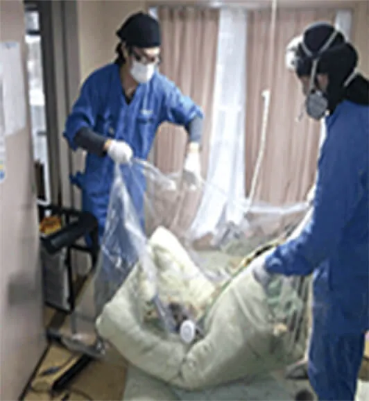 従業員2人が荷物を処分する様子