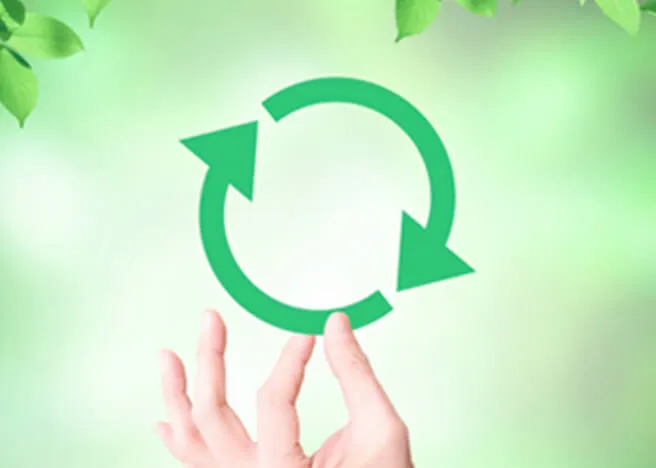 リサイクルを意味するマークを掴む様子