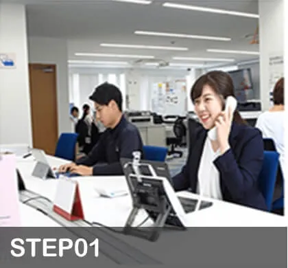 電話対応する職員