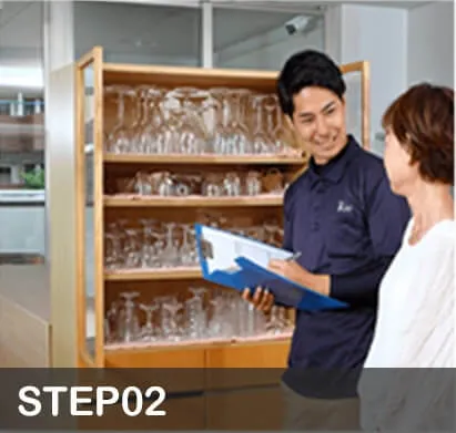 笑顔で相談に応じるスタッフの様子