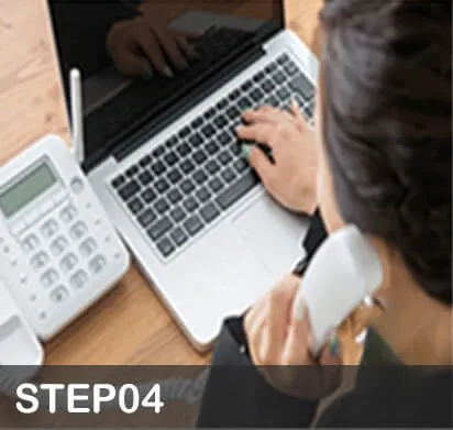 デスクで問い合わせ対応を行う様子