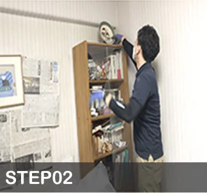 棚の上を整理するスタッフ