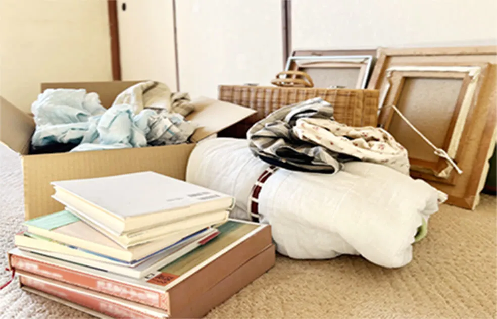 遺品を段ボールに収納されている途中