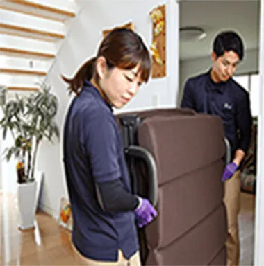 家具を慎重に運ぶ二人のスタッフ