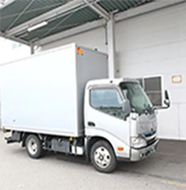 駐車場に停車した引っ越し用トラック