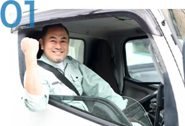 自信に満ちた表情でポーズを取る男性