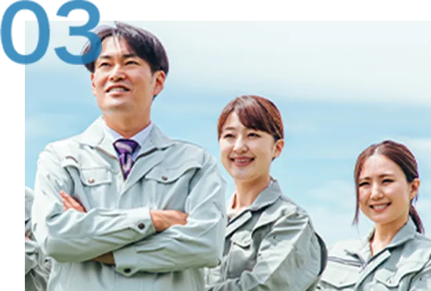 胸を張り並んで立つ明るい作業員たち