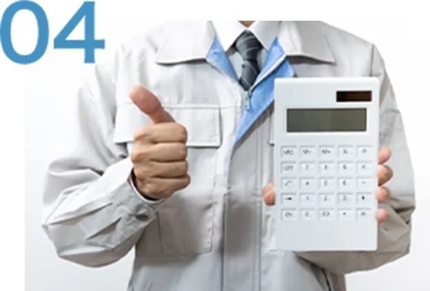 電卓を片手にグッドのジェスチャーをする人