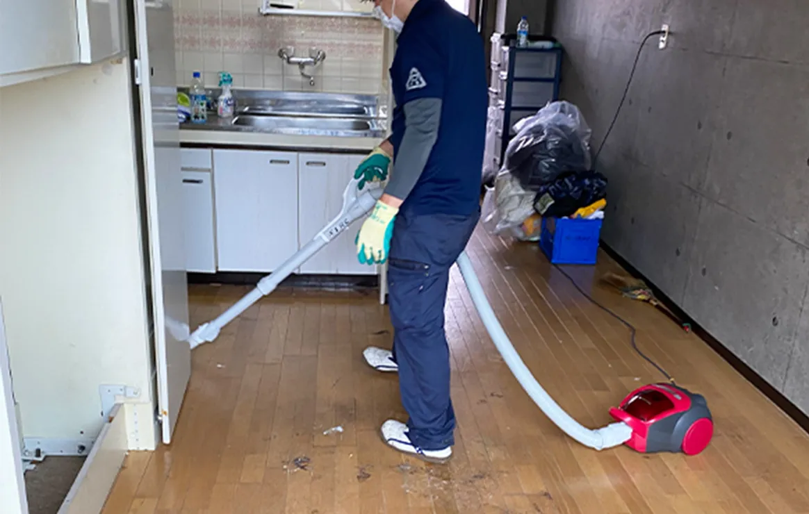 不用品で埋まった浴室が片付けられたビフォーアフター